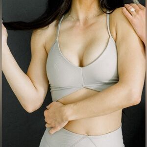 Good American Angeled Rib Sports Bra Crop